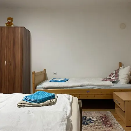 Vakantiehuis Two-bedroom House With Garden *