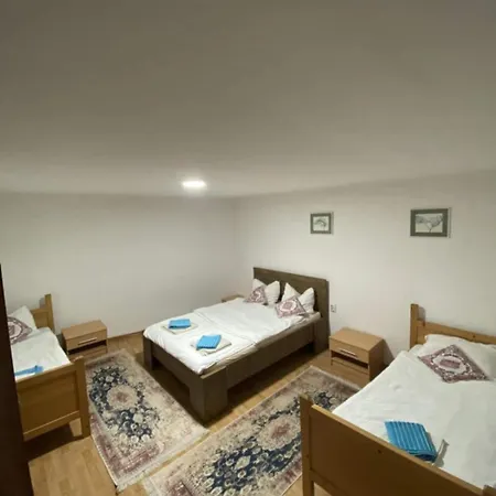 Hébergement de vacances Two-bedroom House With Garden