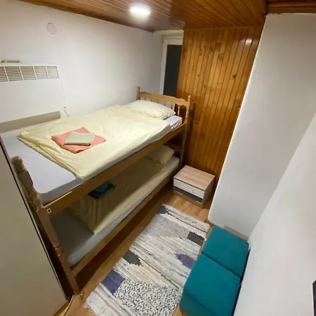 Hébergement de vacances Two-bedroom House With Garden