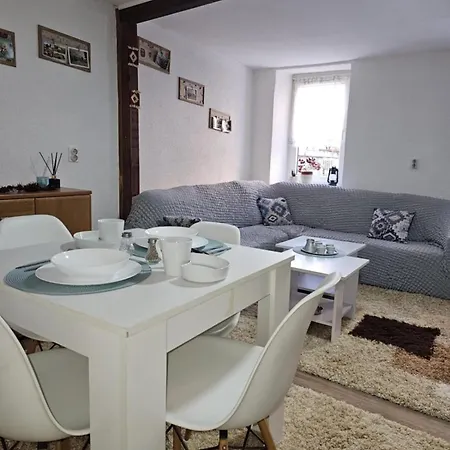 Two-bedroom House With Garden Hébergement de vacances