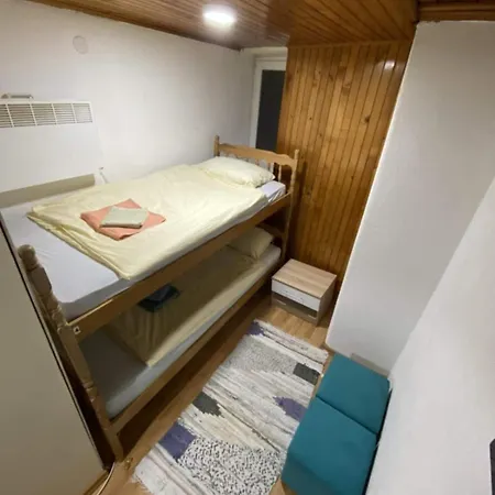 Two-bedroom House With Garden Hébergement de vacances *