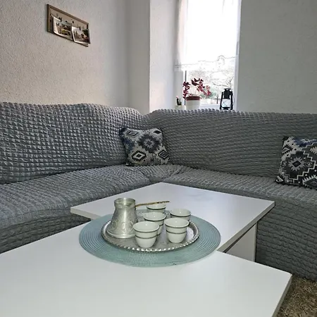 Hébergement de vacances Two-bedroom House With Garden *