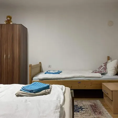 Vakantiehuis Two-bedroom House With Garden Sarajevo