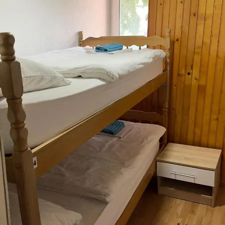 Vakantiehuis Two-bedroom House With Garden Sarajevo