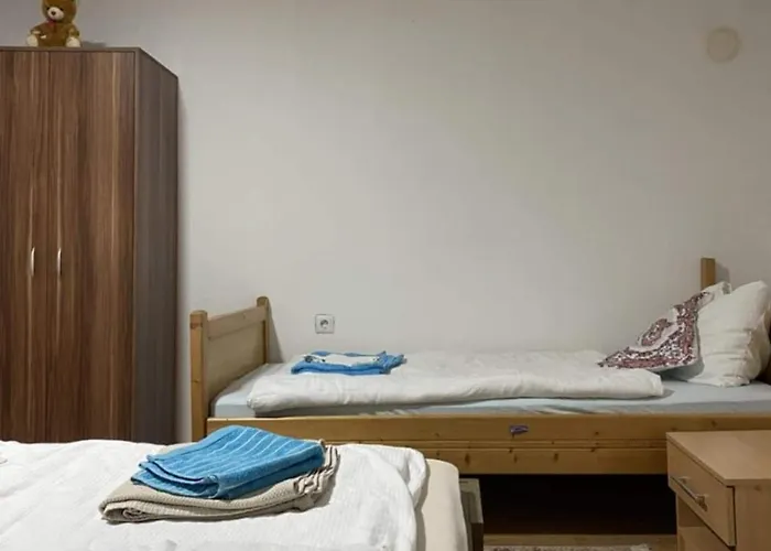 Casa de Férias Two-bedroom House With Garden Saraievo